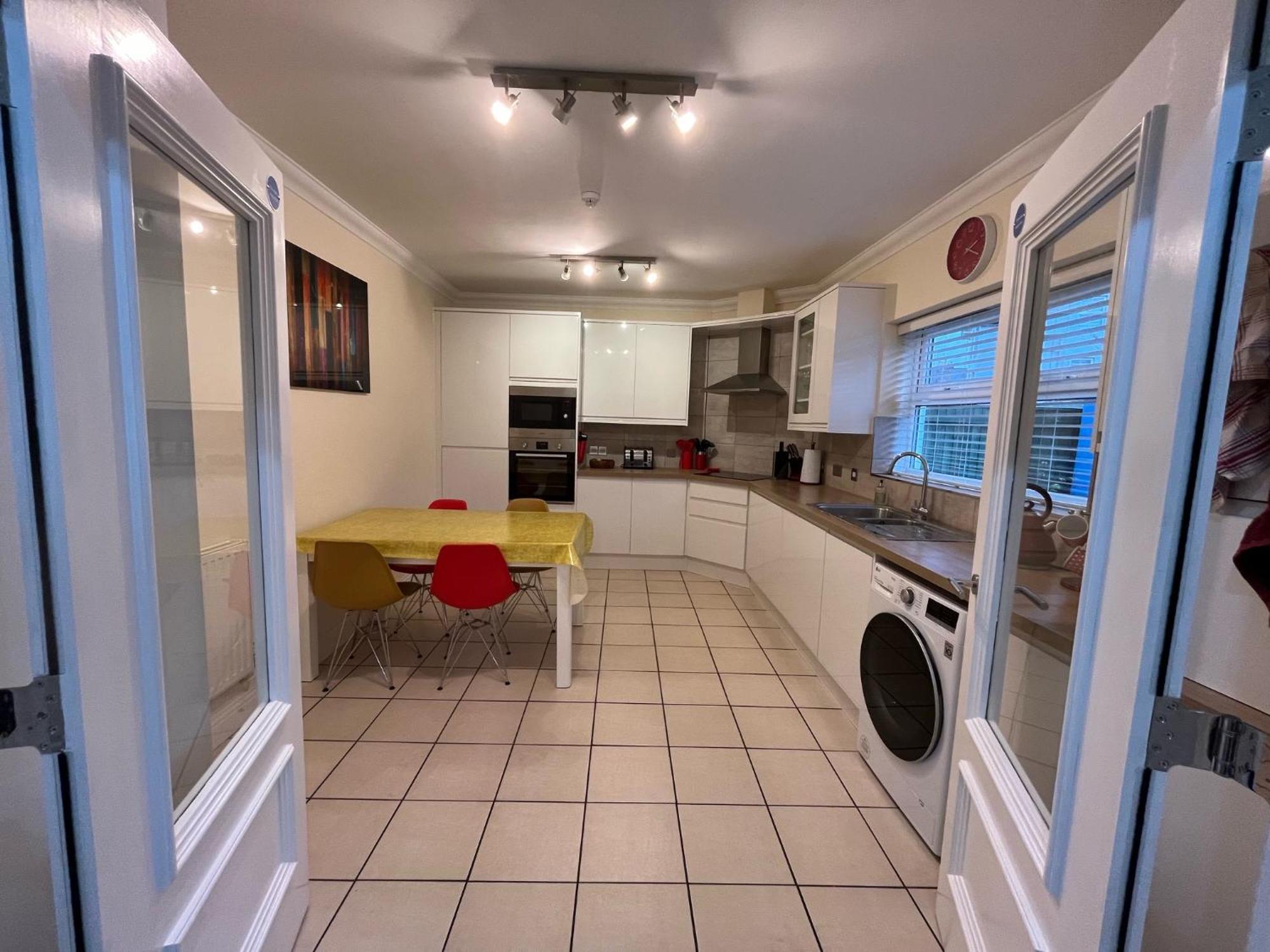 Rockmount Court Apartment Борнмът Екстериор снимка